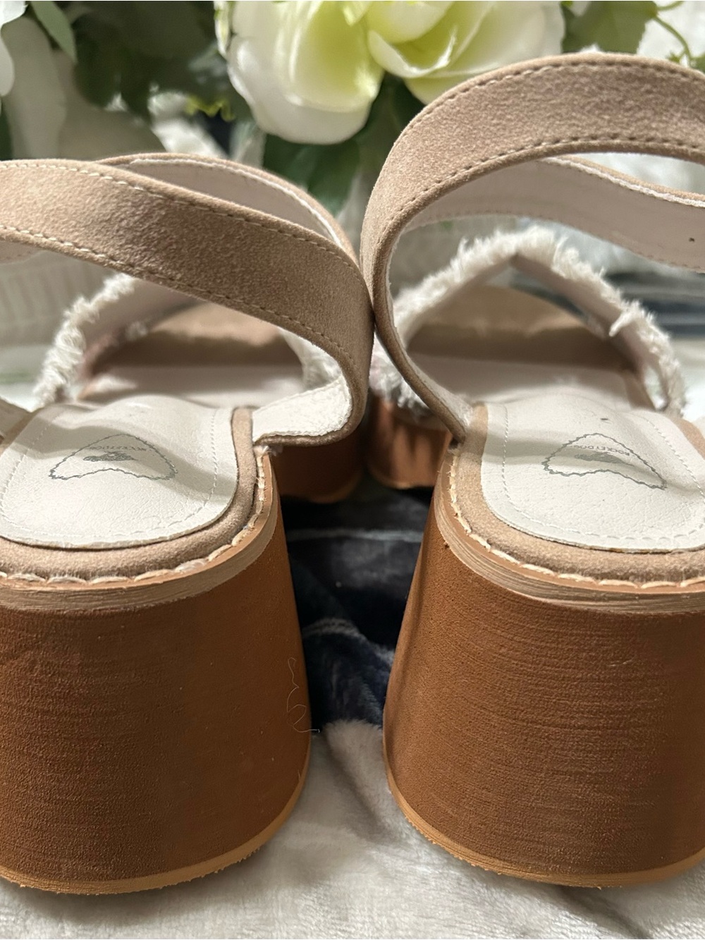 NWOT Rocket Dog Light Denim Beige and Tan Fringed Cross-Strap Sandals. Size 11 - Picture 7 of 8